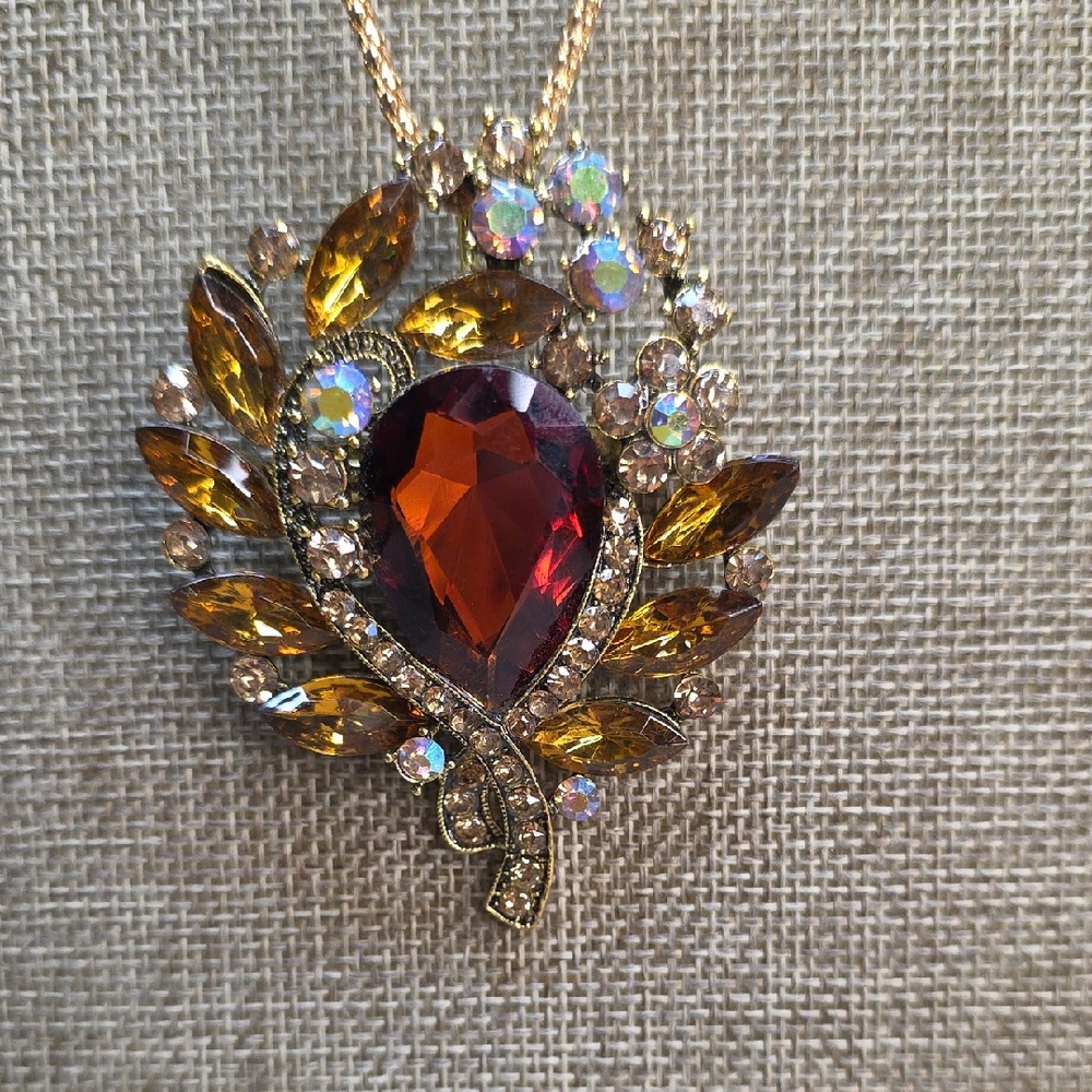Elegant Gold and Amber Pendant Necklace